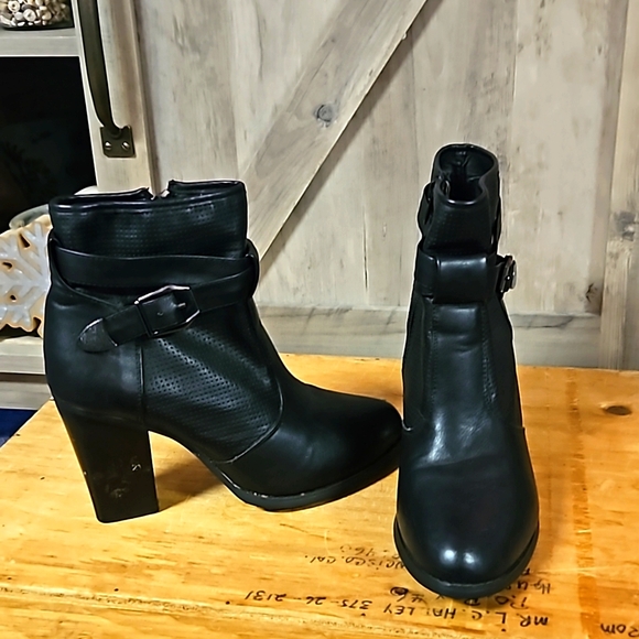 Refresh Shoes - Size 9 ankle bootie